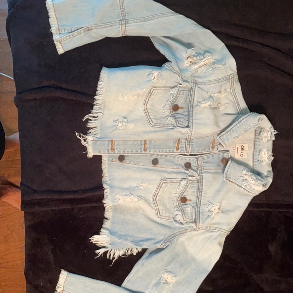 Crop distressed blue Jean jacket!